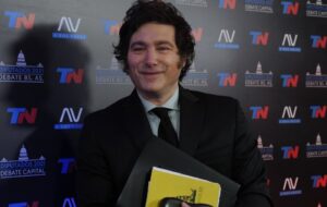 Javier Milei con el emblema del libertarismo